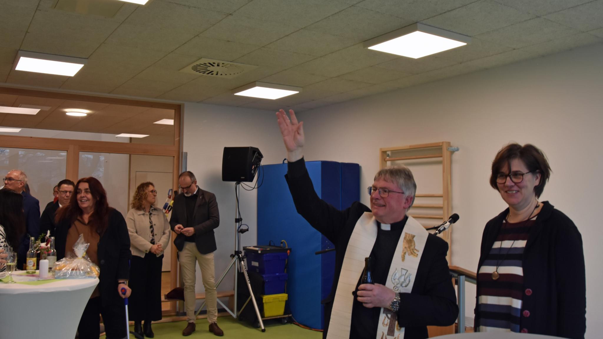 Pfarrer Klaus Leist segnet die Kita mit Pfarrerin Gabi Kräuter.