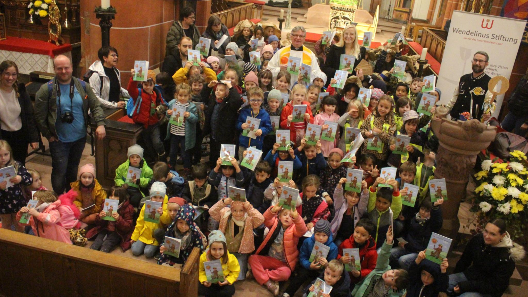 Die Vorschulkinder der katholischen Kitas in St. Wendel bekamen das neue Malbuch 'Der gute Hirte Wendelin' geschenkt.