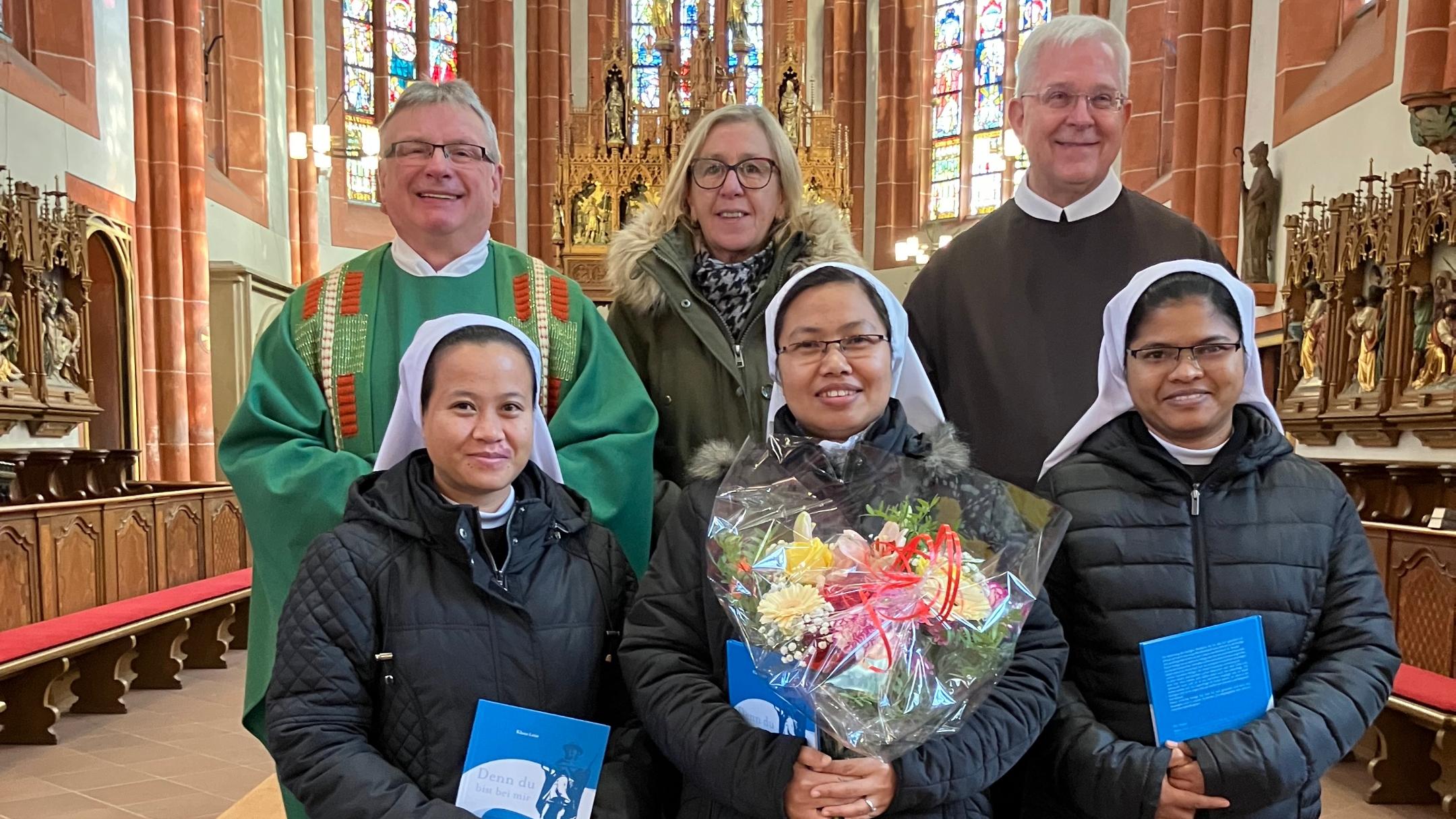Unten von links nach rechts: Schwester Wanpynschai, Schwester Binu (Oberin), Schwester Anita. Oben von links nach rechts: Dekan Klaus Leist, Petra Eckert (Vorsitzende des Pfarrgemeinderates), Bruder John Francis Tyrell FFSC (Generalsuperior der Fran-ziskanerbrüder vom Heiligen Kreuz).