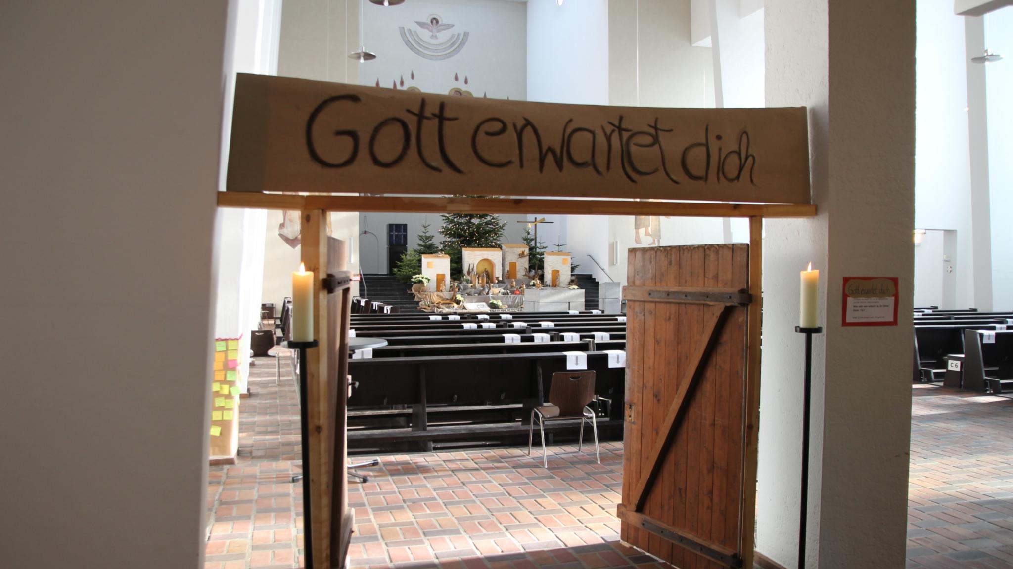 Man sieht ein Schild mit der Aufschrift 'Gott erwartet Dich'.