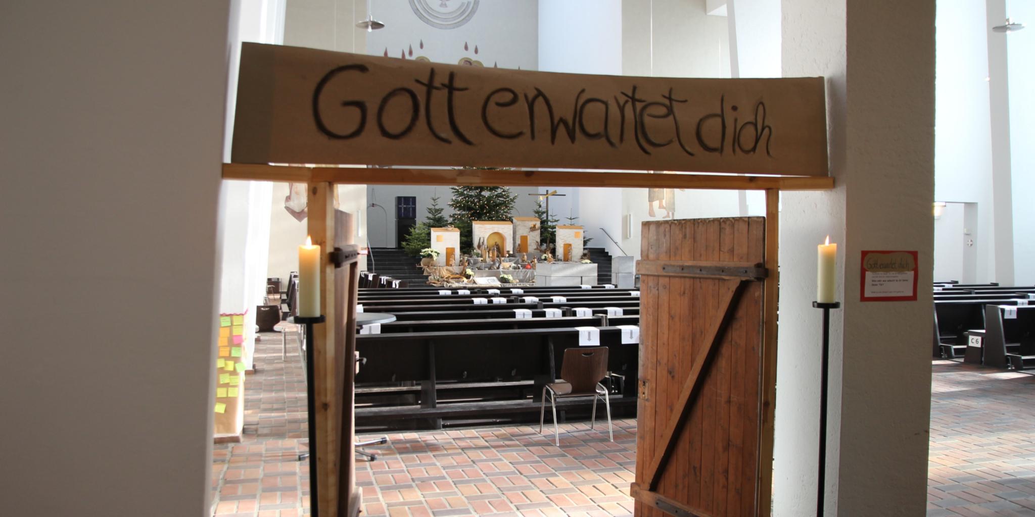 img_1610_by_Magnus_Gerritsen_pfarrbriefservice (c) Pfarrbriefservice.de Man sieht ein Schild mit der Aufschrift 'Gott erwartet Dich'.