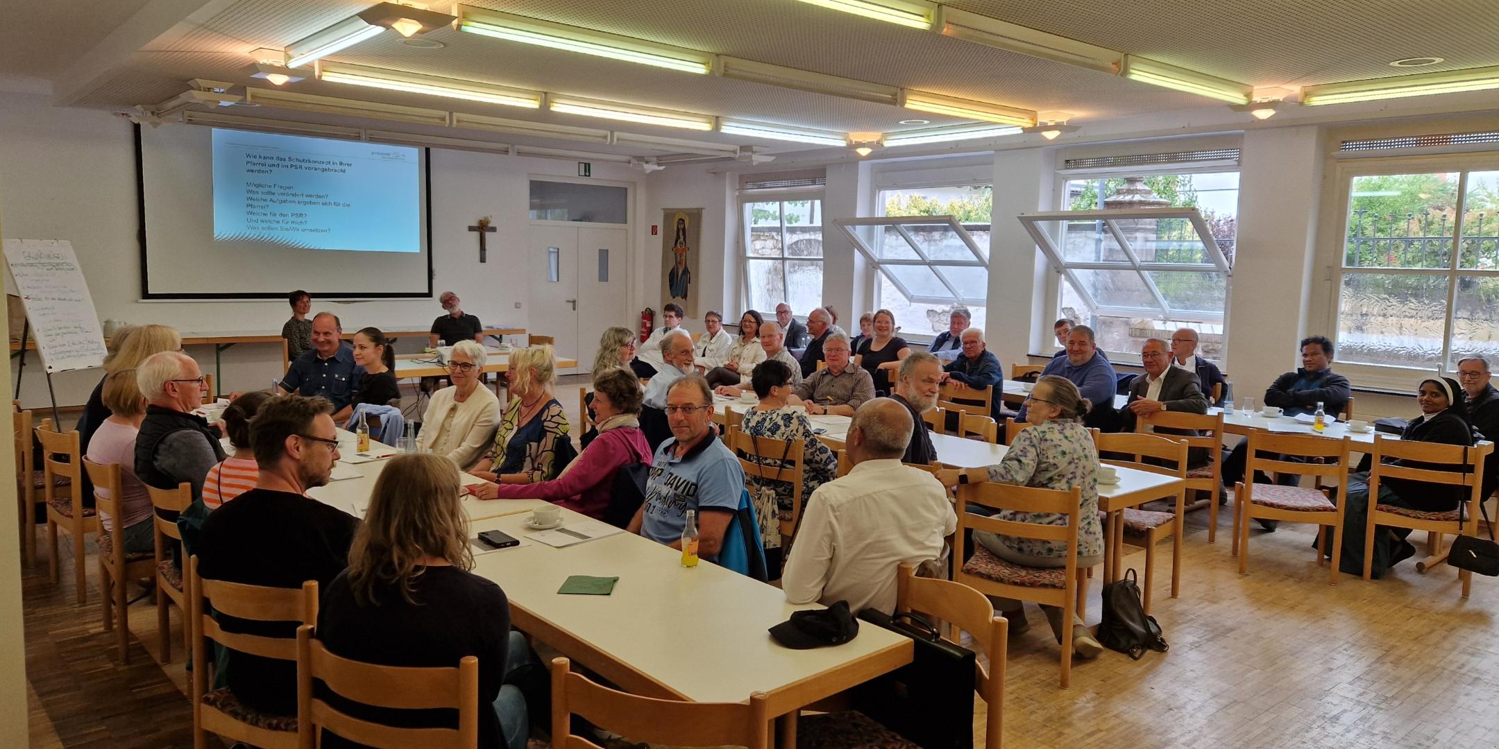 Mitarbeiter und Seelsorger des Pastoralen Raumes St. Wendel bei der Präventionsschulung 2026 (c) Christian Bauer Mitarbeiter und Seelsorger des Pastoralen Raumes St. Wendel bei der Präventionsschulung 2026