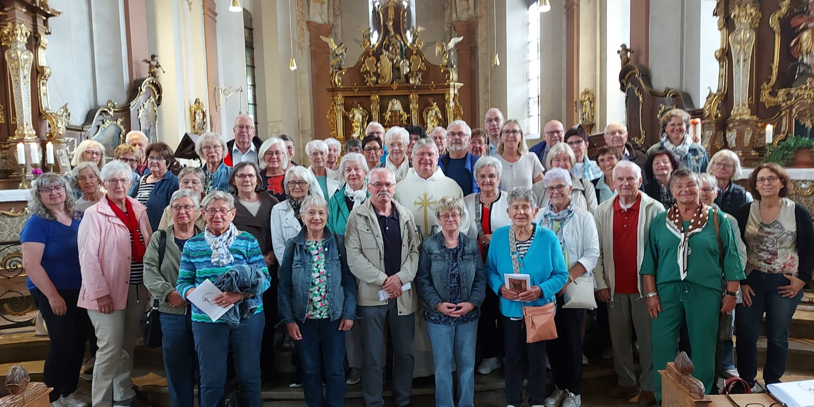 2. Gruppenfoto in Springiersbach (c) Pater Theodor Vreeswijk Eine Gruppe Pilgerer in Klosterkirche der Karmeliten.