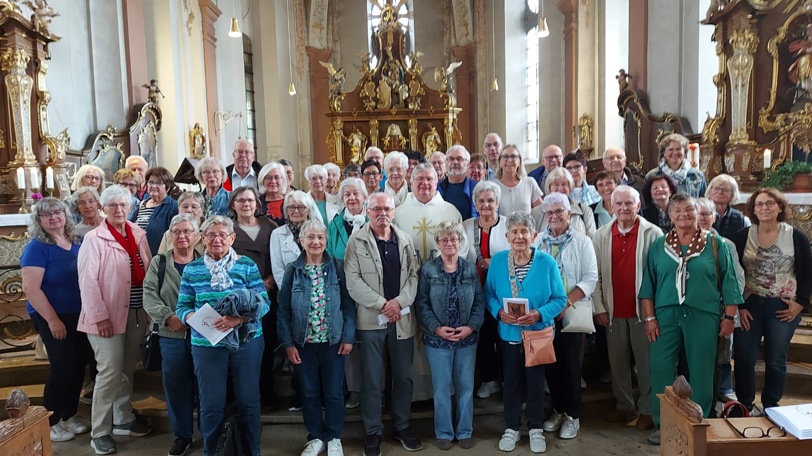 Eine Gruppe Pilgerer in Klosterkirche der Karmeliten.