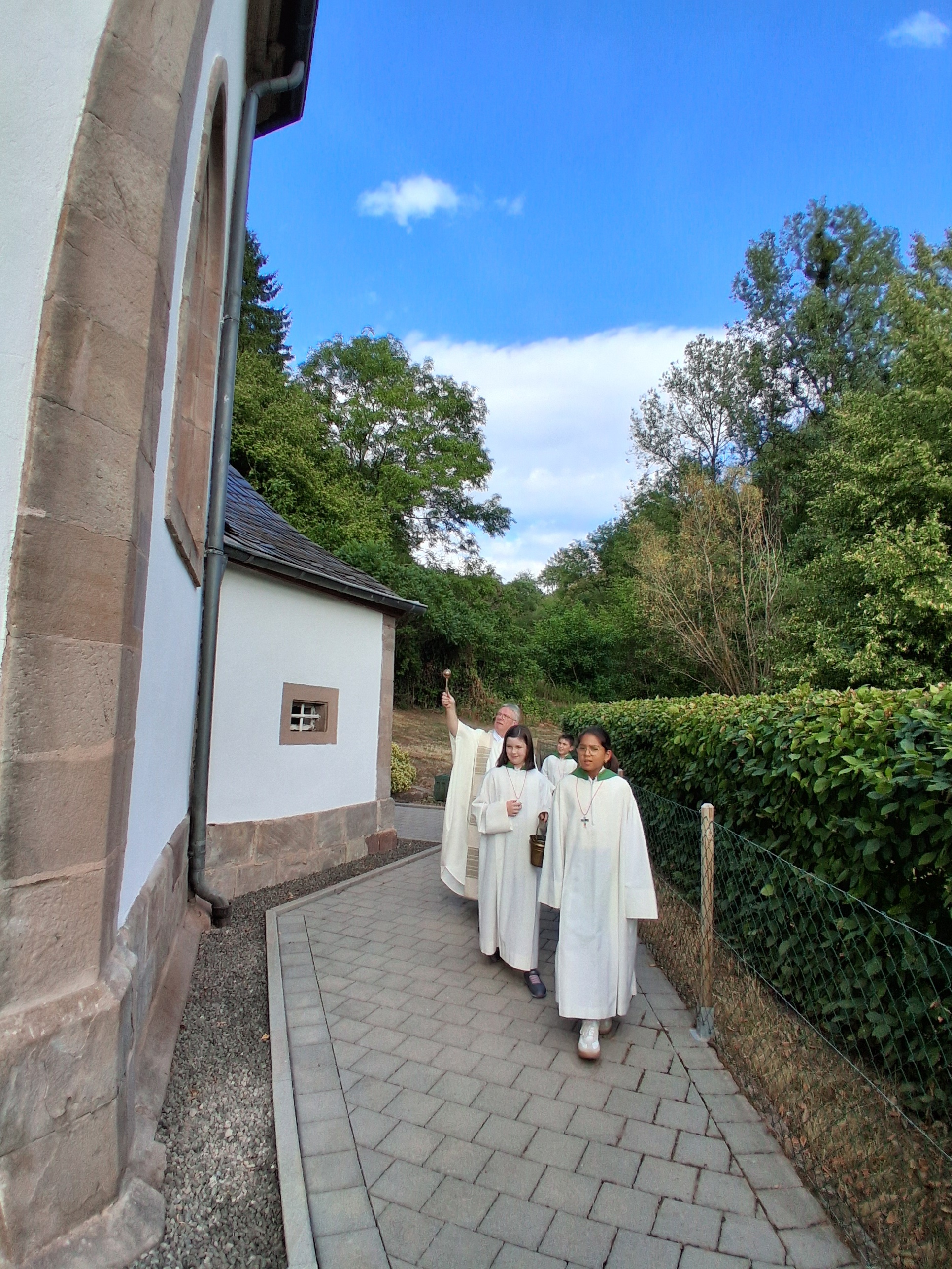 Dekan Leist segnet die wiedereröffnete Wendalinuskapelle (c) Dekan Klaus Leist Dekan Leist segnet die wiedereröffnete Wendalinuskapelle
