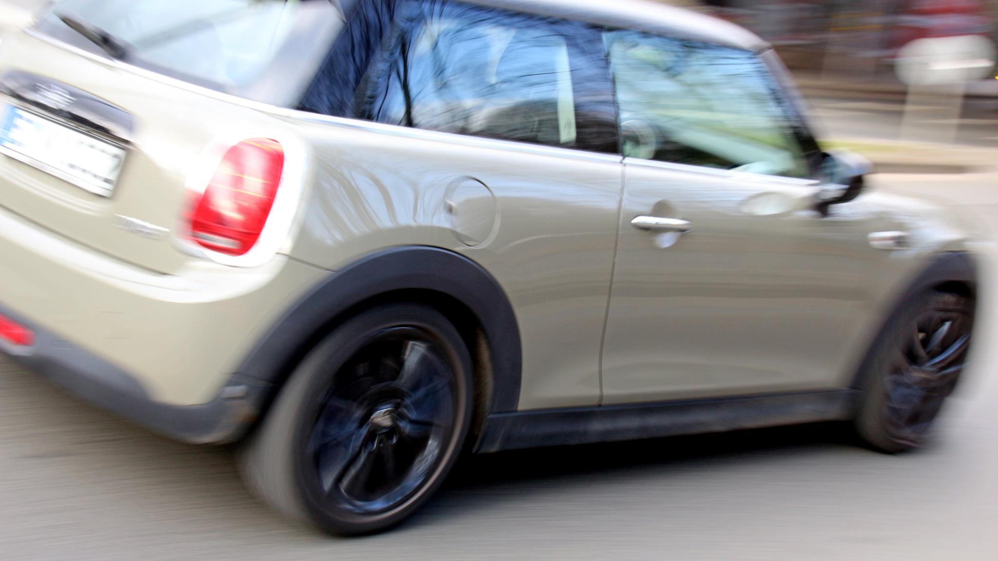 Auto fährt auf der Strasse