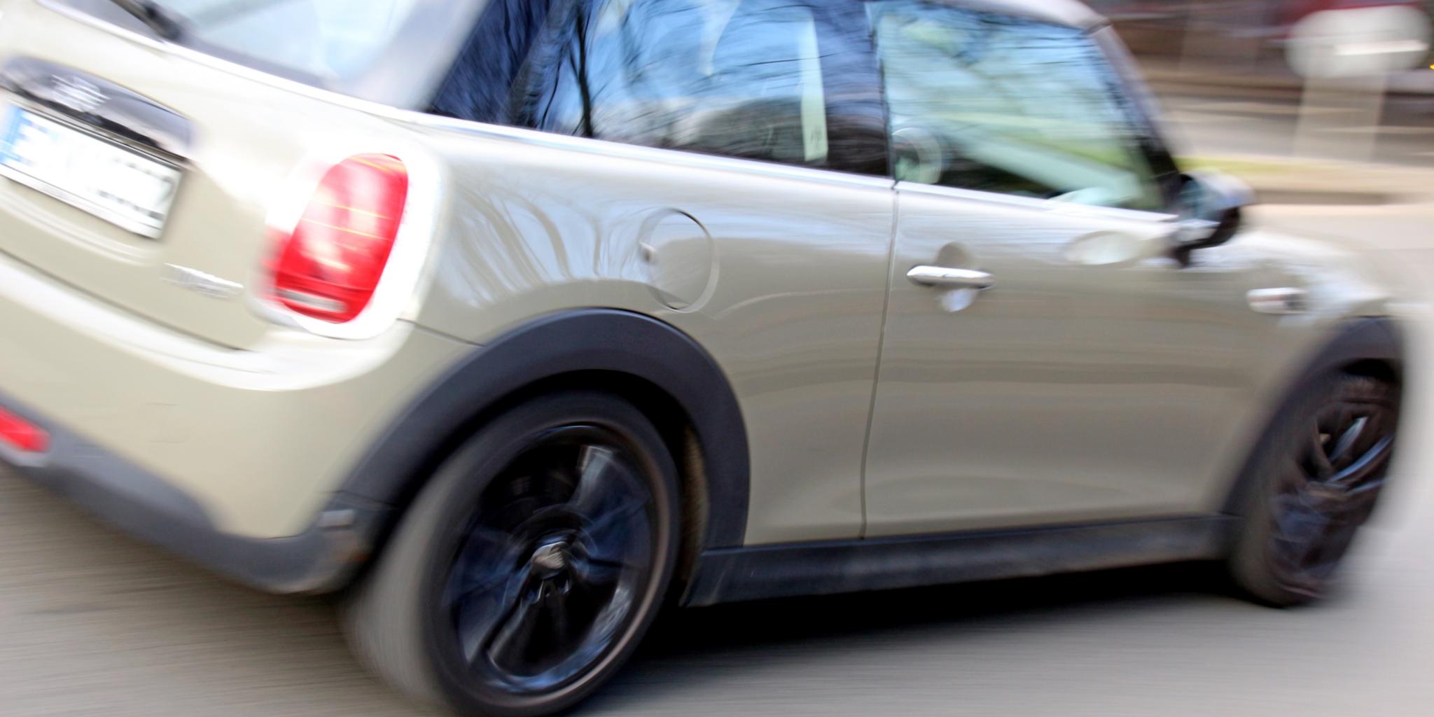 Auto fährt auf der Strasse