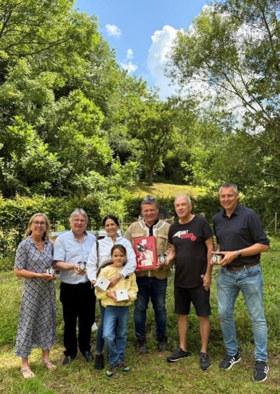 160 kg Honig hat Familie Johann aus der ersten Frühlingstracht geerntet (c) Dekan Klaus Leist 160 kg Honig hat Familie Johann aus der ersten Frühlingstracht geerntet