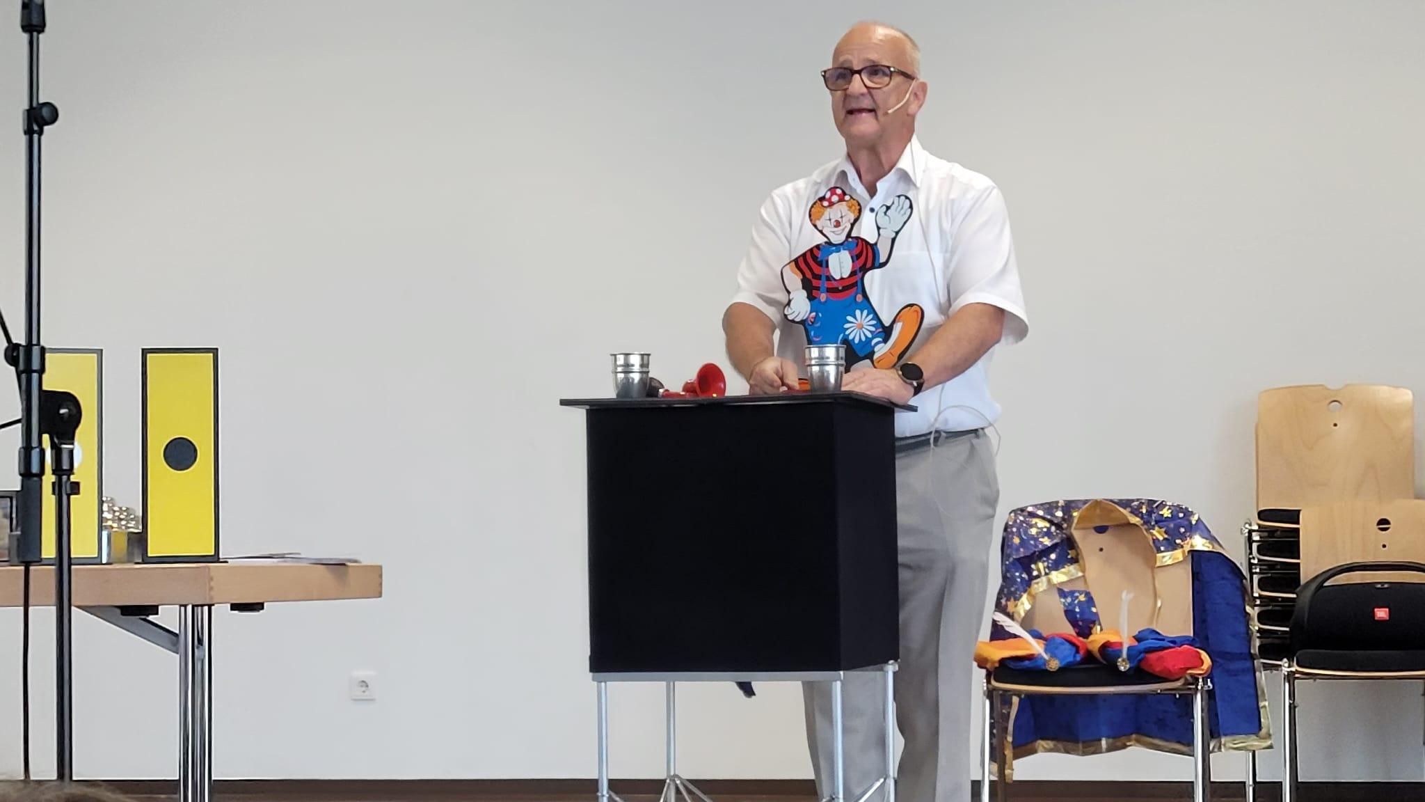 Pfarrer Michael Jakob zaubert auf dem Pfarrfest Bliesen