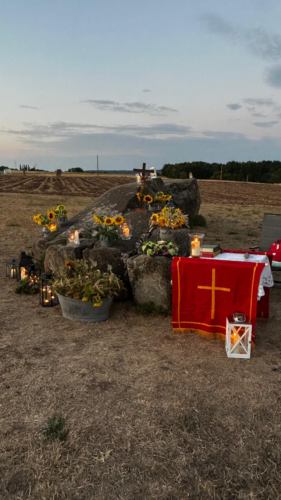 geschmückter großer Fuß bei der Sonnenaufgangswanderung an Maria Himmelfahrt (c) Frau Andrea Demuth geschmückter großer Fuß bei der Sonnenaufgangswanderung an Maria Himmelfahrt