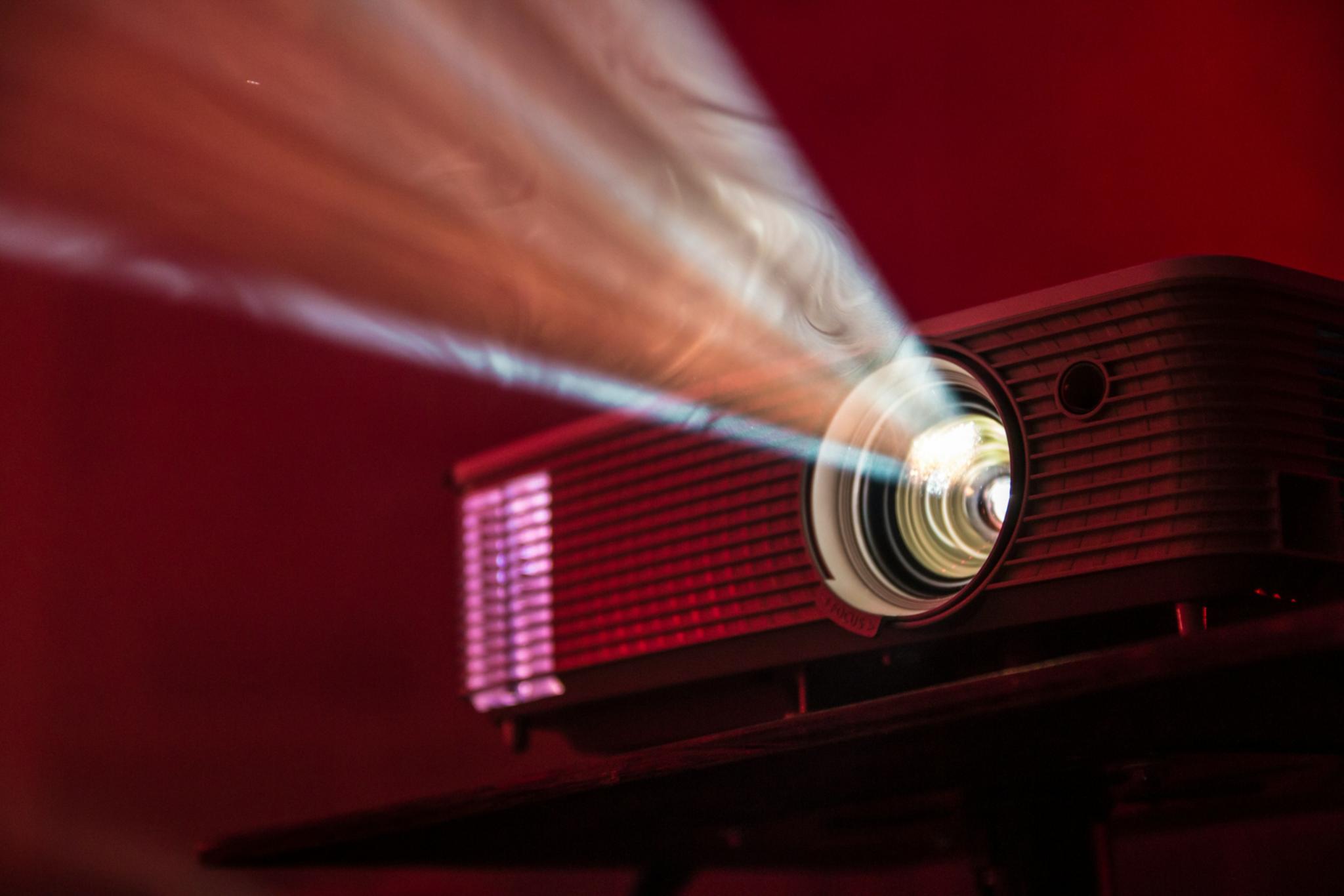 Beamer mit Lichtstrahl