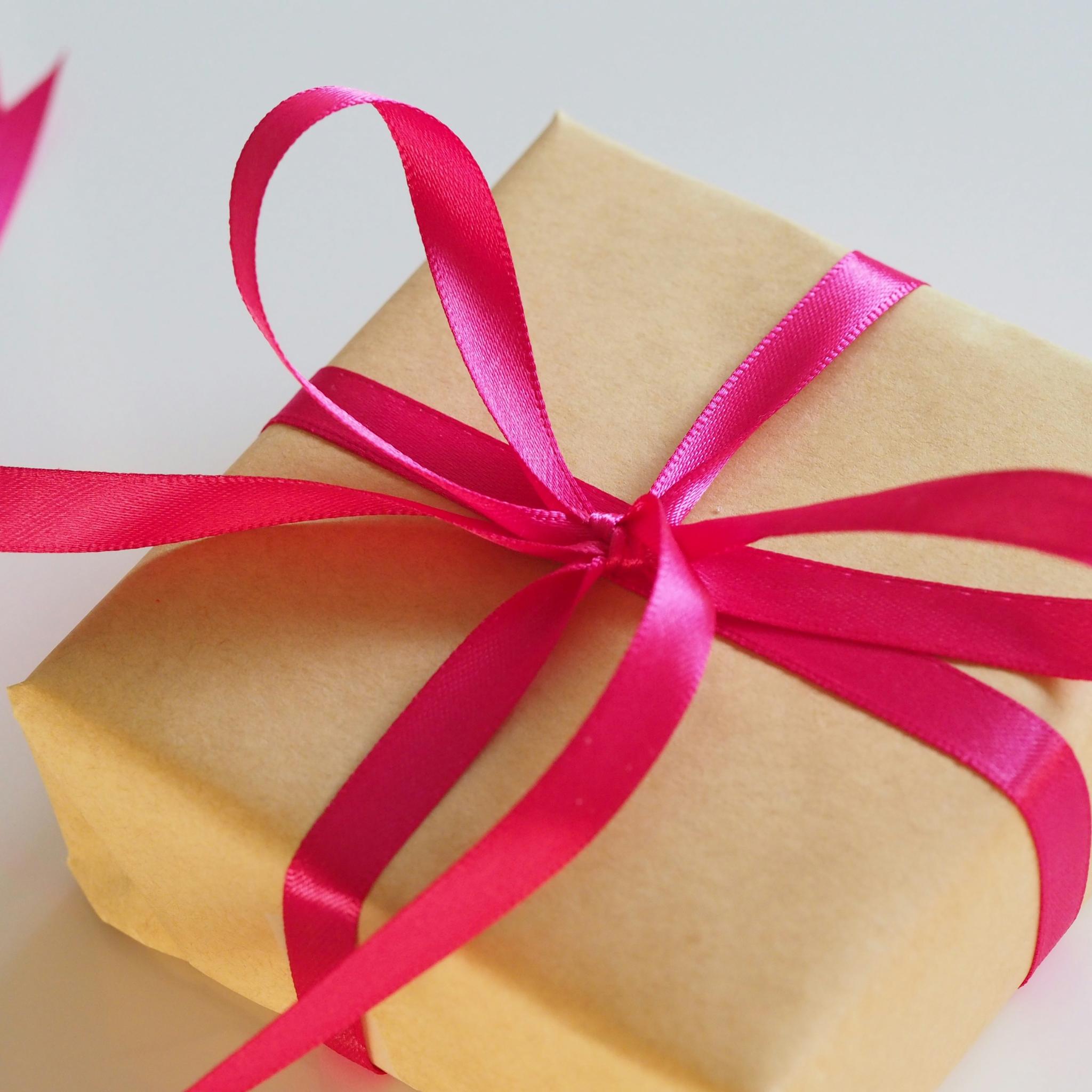 jess-bailey-f94JPVrDbnY-unsplash (c) https://unsplash.com/de/fotos/braune-geschenkbox-mit-rosa-schleife-f94JPVrDbnY jess-bailey-f94JPVrDbnY-unsplash