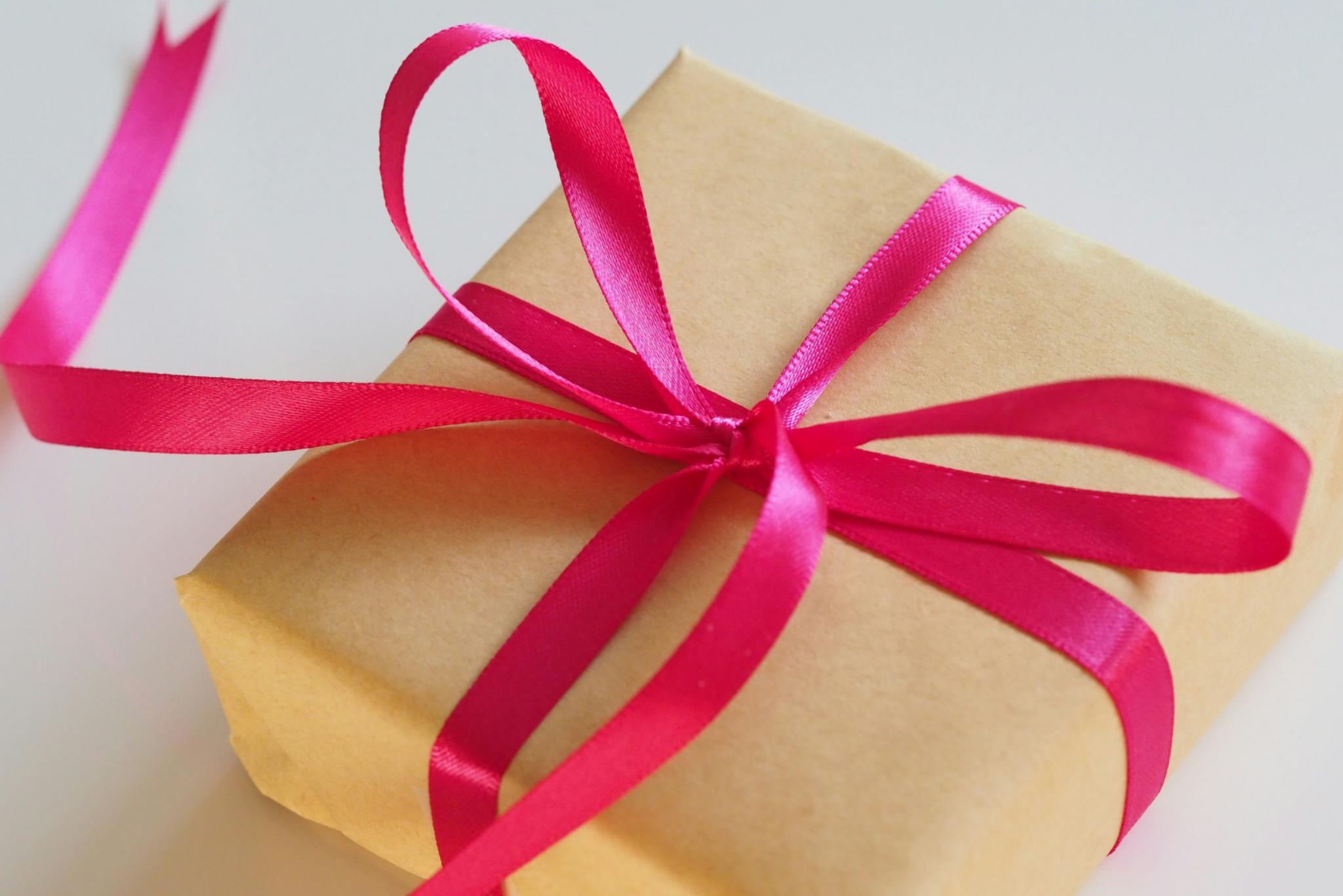 jess-bailey-f94JPVrDbnY-unsplash (c) https://unsplash.com/de/fotos/braune-geschenkbox-mit-rosa-schleife-f94JPVrDbnY jess-bailey-f94JPVrDbnY-unsplash